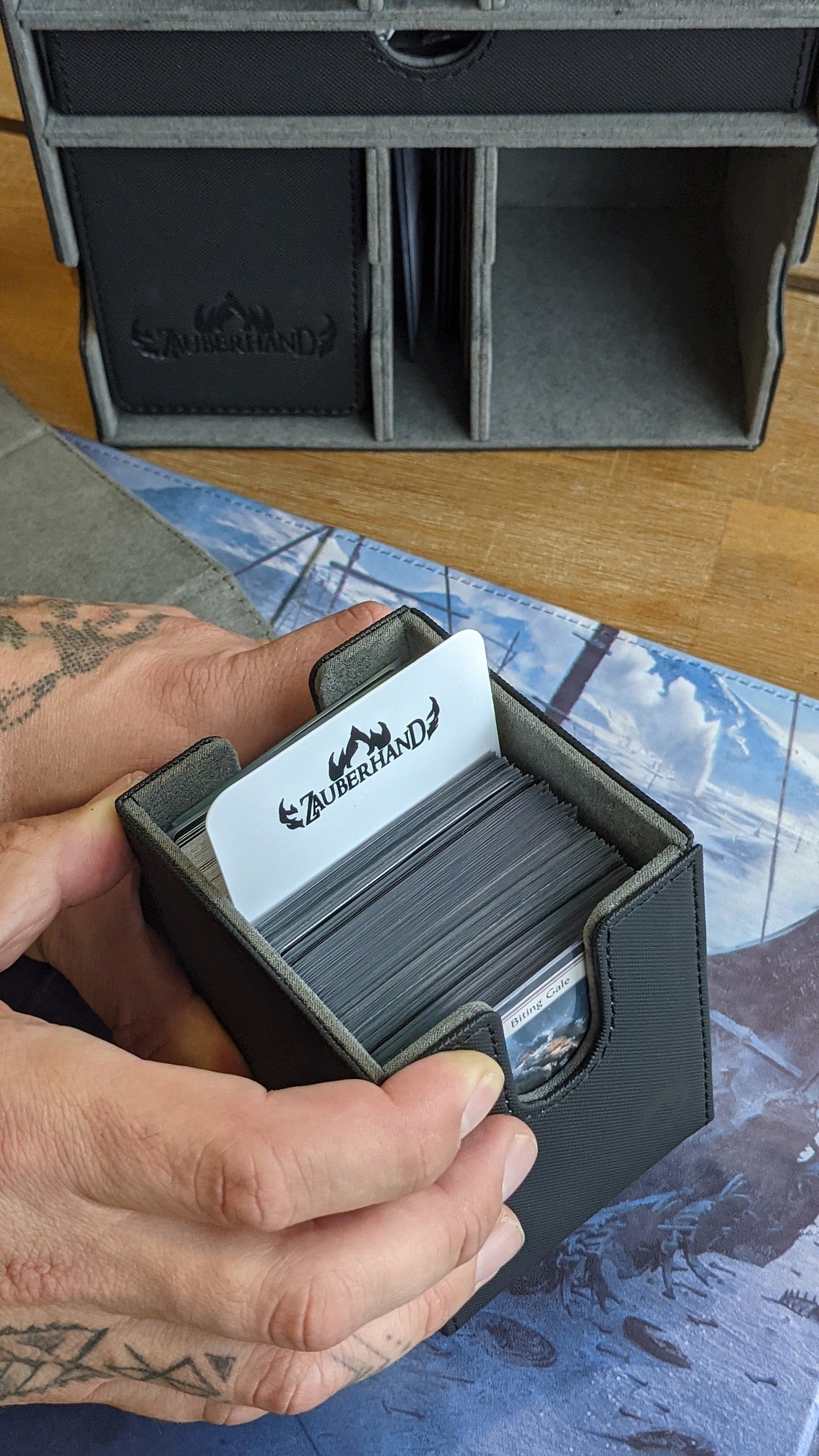 6. Edition "Dissension" Deck-Box mit Sorcery Spielzonen - STRENG LIMITIERT (Vorbestellung) - Zauberhand